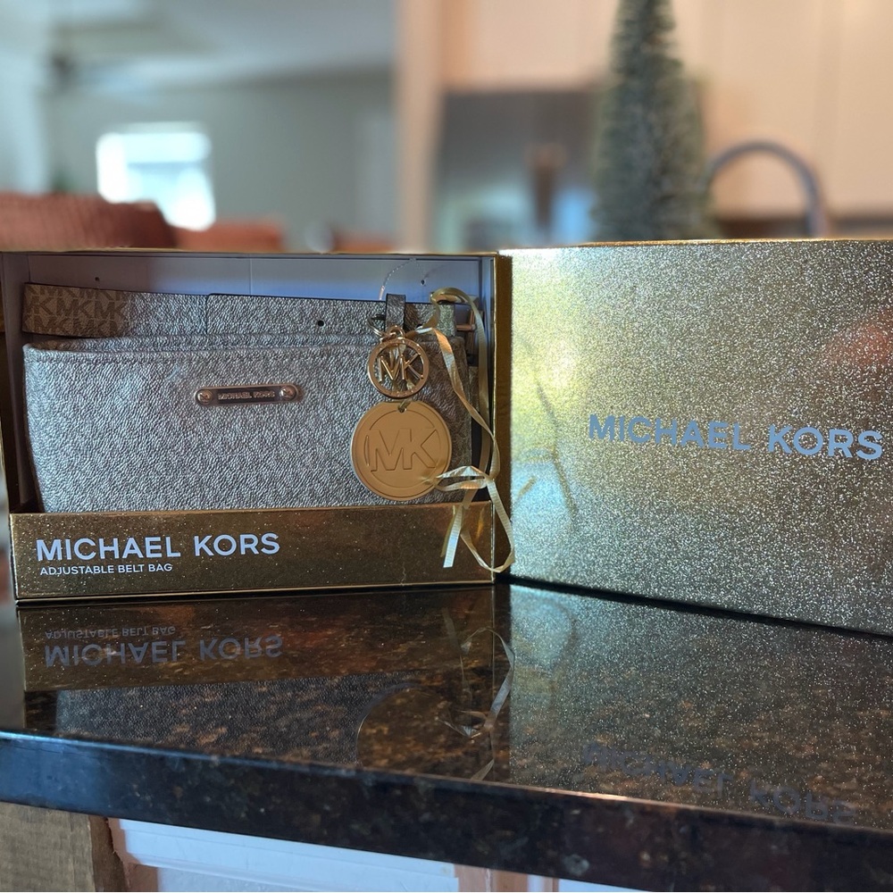 MICHAEL KORS NEW IN BoX adjustable belt bag